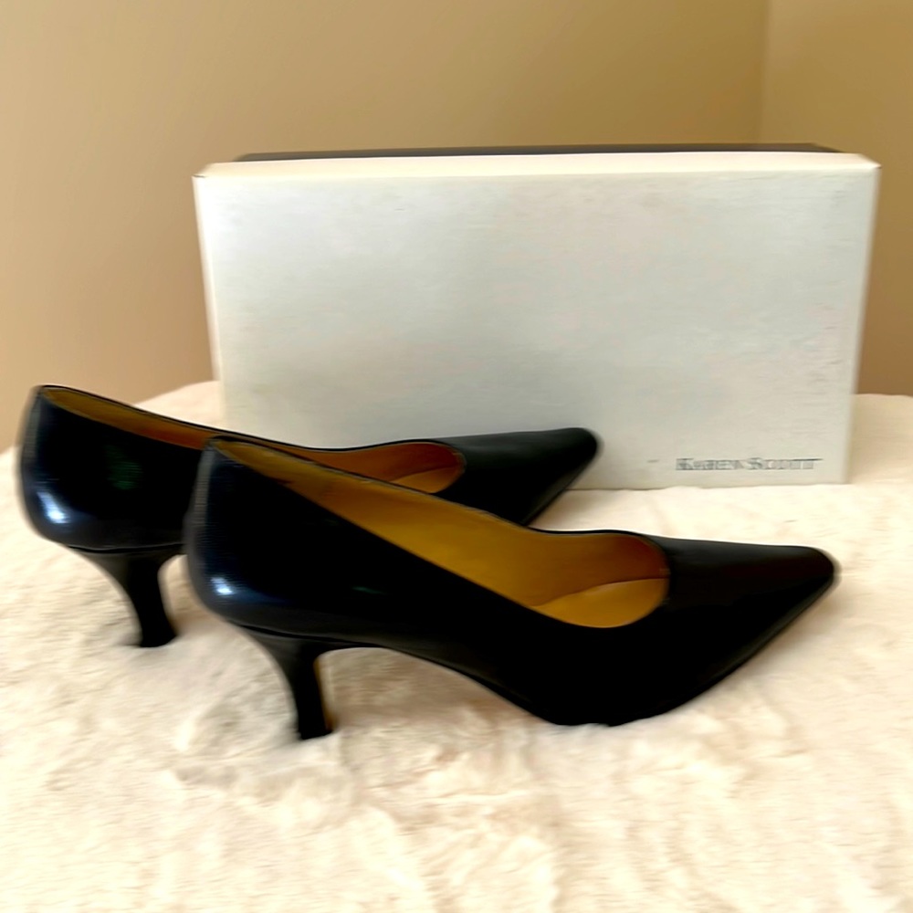 Karen Scott black pumps